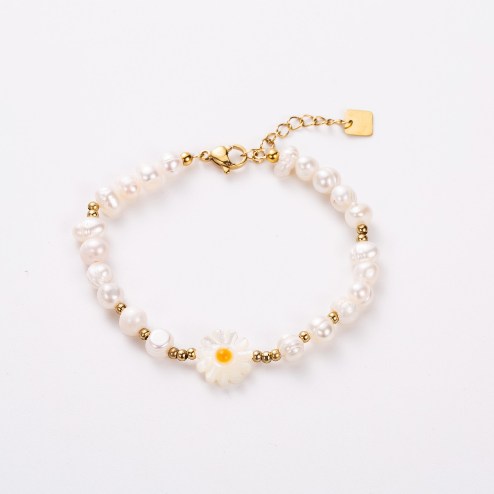 Bracelet en Perles de Nacre à Pendentif Marguerite 