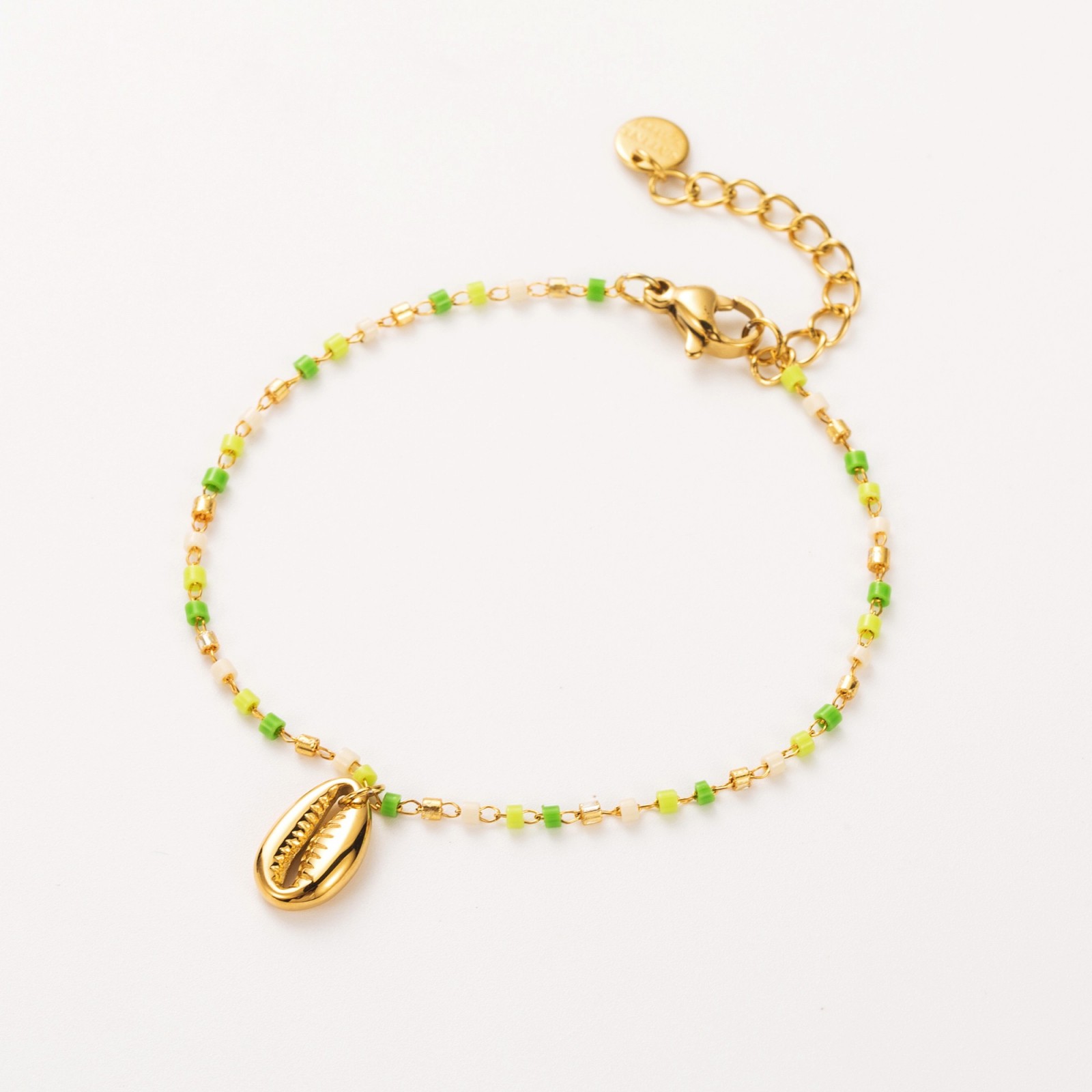 Bracelet Perles Heishi et Pendentif Caurie Couleur:Vert Pomme